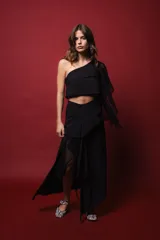 Top negro asimétrico con un hombro descubierto y manga con volado de red.