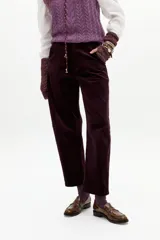 Pantalón de corte barrel relajado confeccionado en corduroy de algodón con un toque de spandex. Presenta un diseño de tiro medio con bolsillos laterales y cierre frontal.