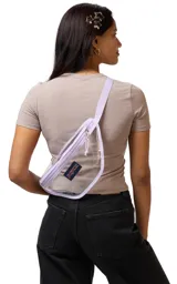 Riñonera transparente con bordes y cierre en color lila. Cuenta con el logo de la marca JanSport en el frente.