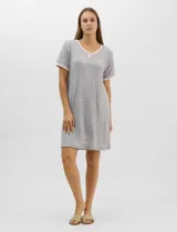 Camisón corto de corte recto y textura acanalada, color azul marino con estampado floreado en tonos celestes y blancos. Presenta mangas cortas y escote en V con aplicación de pequeños botones.