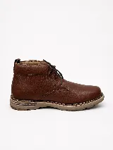 Bota de cuero genuino color marrón, con cordones frontales y suela resistente.