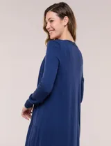 Cardigan largo de punto liviano y suave, de color blanco, con diseño abierto al frente, mangas largas con puños acanalados y bolsillos frontales aplicados.