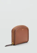 Billetera Mango modelo Bilmacu de tamaño mediano, color tostado con efecto saffiano, cierre de cremallera y logo en relieve.