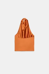Top de cuello halter satinado en color naranja tostado, con espalda descubierta y cierre trasero de botones.