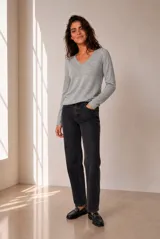 Sweater tejido de punto melange color bordó, con escote en V y mangas largas.