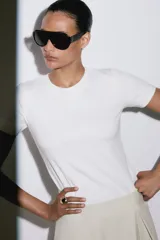 Camiseta de cuello redondo y manga corta con ajuste regular, confeccionada en tejido de punto color beige.