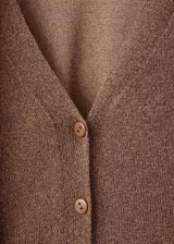 Cardigan de punto fino color marrón, con cuello en pico, cierre frontal con botones y detalle de fular integrado en el cuello. De diseño recto y manga larga.