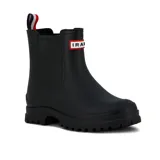 Bota de lluvia tipo chelsea color negro, con suela dentada antideslizante y tirador en la parte trasera con detalle de rayas tricolores.