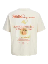 Camiseta color hueso de algodón con estampa fotográfica en la espalda, corte holgado, cuello redondo y mangas cortas.