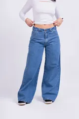 Pantalón de jean celeste de corte wide leg.