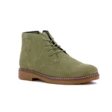Bota casual de gamuza color verde kaki, con cordones al tono, costuras reforzadas y suela de goma color suela con detalle de pespunte blanco.