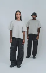Remera de corte boxy, silueta amplia y recta, confeccionada en algodón premium. Presenta cuello redondo y mangas cortas, con un diseño de calce relajado.