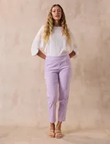 Pantalón recto color verde esmeralda de gabardina elastizada, marca Zac & Rachel. Pretina ancha con faja interna modeladora. Delantera con bolsillos simulados. Trasera con bolsillos ojal.