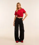 Remera básica de manga corta y cuello redondo, confeccionada en algodón de color celeste.