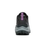 Championes Merrell Speed Strike 2 para mujer, color negro con detalles en violeta y gris. Diseñados para trekking, con capellada sintética y de malla, cordones y correas 100% reciclados, cuello acolchado, talón y puntera protectores, y suela de goma adherente Merrell.