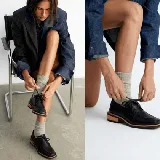 Zapato acordonado de cuero vacuno con acabado desgastado, de horma cuadrada y suela de goma con pequeño taco.