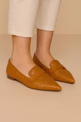 Chatitas color caramelo con punta fina y diseño capitoneado.