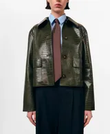 Chaqueta verde oscuro de poliuretano con acabado efecto cocodrilo, corte recto, bolsillos con solapa en el frente y cierre de botones.