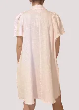 Vestido camisero blanco de lino con cuello clásico, cartera a la vista, mangas cortas acampanadas y bordados de motivos marinos.