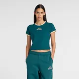 Remera de algodón color verde petróleo, con corte ajustado, cuello redondo y mangas cortas con ribetes en color crema. Presenta un gráfico bordado con el logo de la marca en el centro del pecho.