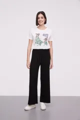 Pantalon de corte recto y tiro alto, confeccionado en viscosa, con cintura elástica y cordón ajustable.