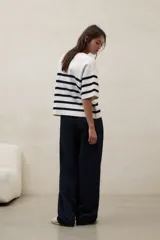 Sweater de punto de manga corta y corte amplio, con cuello redondo, hombros caídos y diseño de rayas horizontales en contraste.