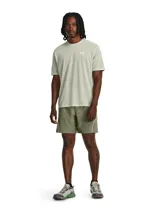 Remera deportiva Under Armour modelo UA Anywhere, de color gris claro melange con finas líneas verde flúor en los hombros. Cuenta con cuello redondo, mangas cortas y logo reflectante de la marca en el pecho.