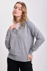 Sweater gris de tejido de punto con escote en V.