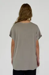 Blusa marrón de viscosa con escote en V y mangas cortas.