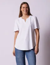 Blusa blanca de tejido piqué, marca Ruby Rd. Cuello a la base y escote en V. Manga corta amplia.