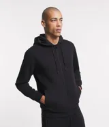 Buzo deportivo negro con capucha, cierre frontal con cremallera, bolsillos laterales y puños ajustados. Confeccionado en tejido de algodón y poliéster.