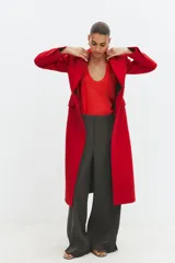 Abrigo entallado de Zara Woman Collection confeccionado en mezcla de lana, con cuello de solapa, manga larga con hombreras, falsos bolsillos de solapa y cierre frontal con botones.