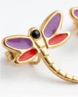 Aros pequeños de acero en forma de libélula con detalles esmaltados en colores violeta y rojo.