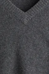 Buzo de punto suave con cuello en V, diseño de corte estándar y terminaciones acanaladas en puños y ruedo.