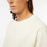 Remera de manga corta color blanco, de corte recto y cuello redondo.