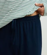 Pijama masculino compuesto por una remera de manga larga a rayas horizontales con cuello redondo en contraste y estampado de Snoopy, y un pantalón largo liso con cintura elástica.