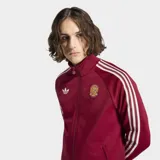 Campera deportiva Adidas de la selección de España, color bordó con las icónicas tres tiras blancas en las mangas. Presenta cuello chimenea, cierre frontal completo, bolsillos laterales y el logo del trébol junto al escudo de la selección en el pecho.