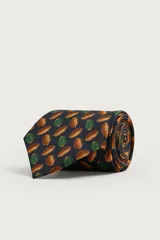Corbata ancha de seda jacquard color azul marino, con estampado de pelotas de rugby en tonos marrón y verde.