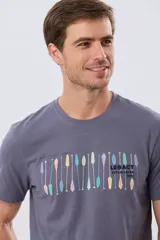 Remera de manga corta color gris, con cuello redondo y estampado frontal multicolor con diseño de remos y tipografía de la marca.