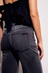 Pantalón de jean gris oscuro, de corte wide leg y tiro medio.