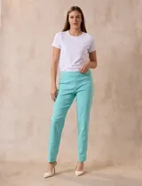Pantalón celeste en gabardina elastizada marca Zac & Rachel. Pretina ancha con faja interna modeladora. Largo de pierna con costura frontal pespunteada. Trasera con bolsillos ojal simulados.