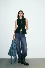 Top entallado rojo sin mangas, con cuello redondo y cierre frontal con cremallera oculta.