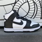 Zapatillas Nike Dunk High de caña alta, con paneles de cuero en color negro, borgoña y gris claro. Presentan el logo Swoosh en blanco y suela de goma bicolor.
