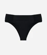 Bombacha de bikini tiro alto, color negro, con laterales drapeados y diseño de cobertura moderada.