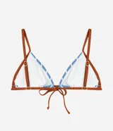 Top de bikini triangular Bossa Nossa confeccionado en microfibra con diseño a rayas horizontales en celeste y blanco, con ribetes en tono tostado y tirantes finos.