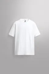 Camiseta de entrenamiento Zara Athleticz, de corte regular, confeccionada en tejido de algodón, con cuello redondo acabado en rib doble y manga corta.