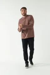 Remera de hombre negra de manga larga con puños, escote redondo y bolsillo en el pecho con etiqueta de marca.