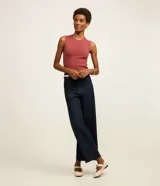 Blusa sin mangas de punto canelado negro, con cuello redondo y diseño ajustado al cuerpo.
