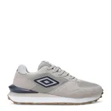 Championes urbanos Umbro, color negro con detalles en gris y blanco. Presentan una combinación de materiales textiles y sintéticos, con el logo de la marca en el lateral y una suela dentada de estilo deportivo.