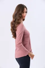 Remera de manga larga con cuello redondo, confeccionada en tejido de algodón suave con caída ligera y corte clásico.